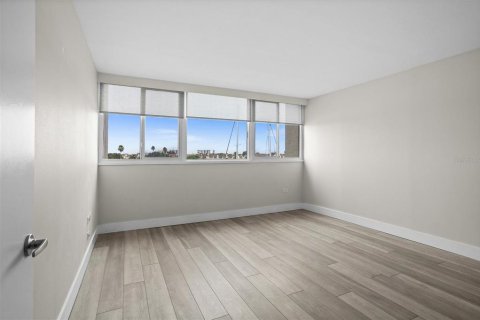 Condo in Treasure Island, Florida, 1 bedroom  № 1808123 - photo 17