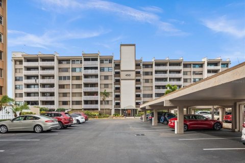 Condo in Treasure Island, Florida, 1 bedroom  № 1808123 - photo 1