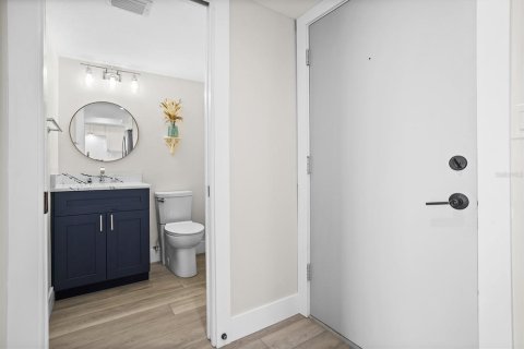 Condo in Treasure Island, Florida, 1 bedroom  № 1808123 - photo 9