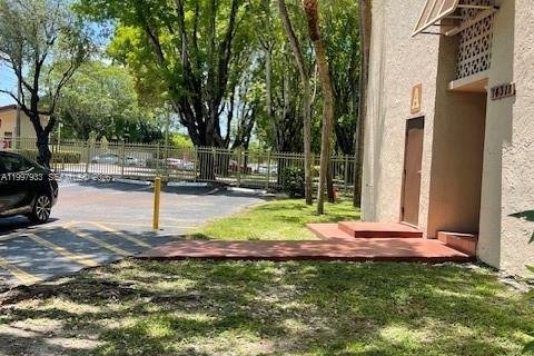 Condo in Miami, Florida, 1 bedroom № 2068835 - photo 16