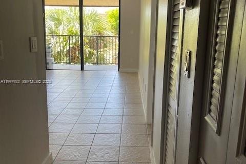 Condo in Miami, Florida, 1 bedroom № 2068835 - photo 8