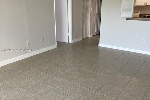 Condo in Miami, Florida, 1 bedroom № 2068835 - photo 9