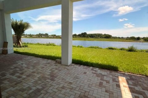 House in Miami Lakes, Florida 6 bedrooms № 2338645 - photo 3