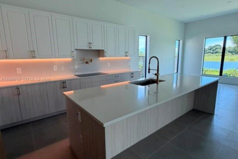 House in Miami Lakes, Florida 6 bedrooms № 2338645 - photo 9
