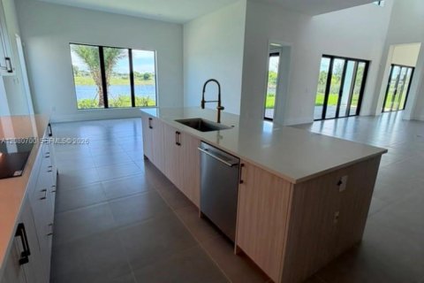 House in Miami Lakes, Florida 6 bedrooms № 2338645 - photo 5