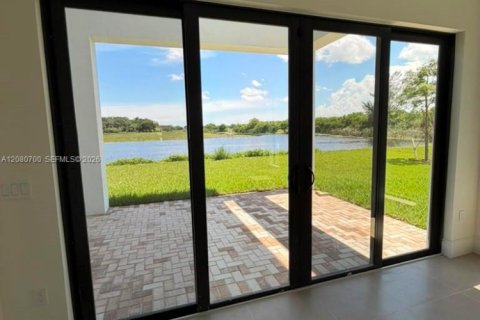 House in Miami Lakes, Florida 6 bedrooms № 2338645 - photo 2