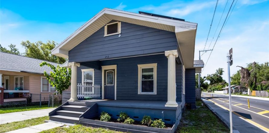 House in Tampa, Florida 3 bedrooms, 111.39 sq.m. № 2227031