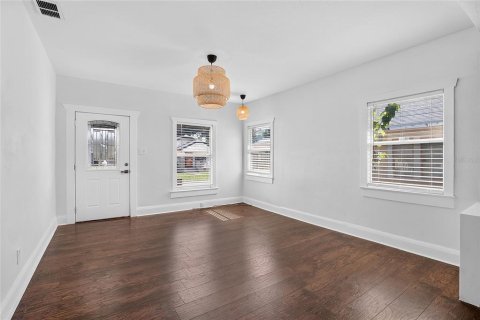 House in Tampa, Florida 3 bedrooms, 111.39 sq.m. № 2227031 - photo 4