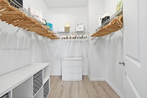 Villa ou maison à louer à Miami, Floride: 4 chambres, 296.17 m2 № 1996876 - photo 15