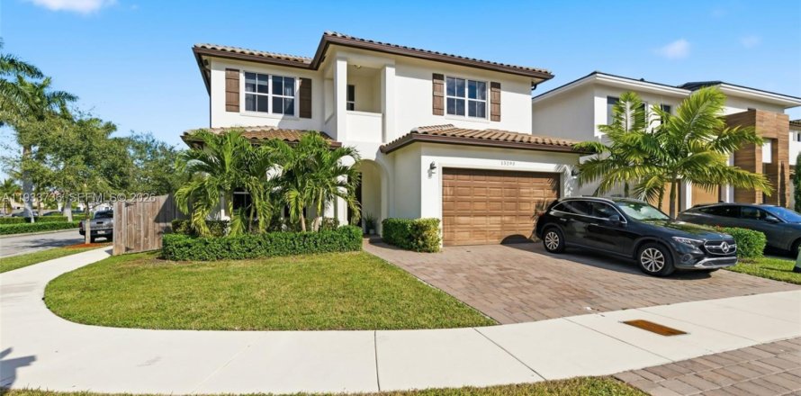 Villa ou maison à Miami, Floride 4 chambres, 296.17 m2 № 1996876