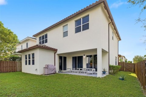 Villa ou maison à louer à Miami, Floride: 4 chambres, 296.17 m2 № 1996876 - photo 2