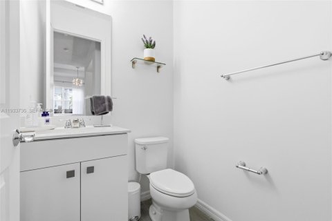 Villa ou maison à louer à Miami, Floride: 4 chambres, 296.17 m2 № 1996876 - photo 22