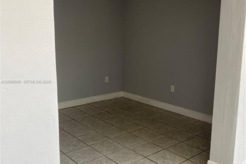 Copropriété à louer à Hialeah Gardens, Floride: 41.81 m2 № 2388053 - photo 5