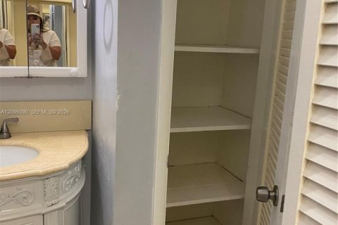 Copropriété à louer à Hialeah Gardens, Floride: 41.81 m2 № 2388053 - photo 9