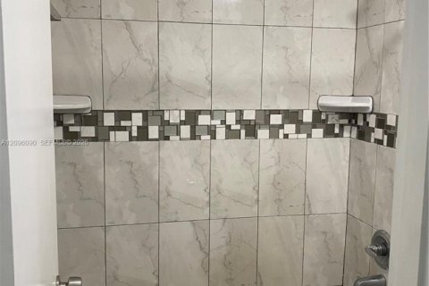 Copropriété à louer à Hialeah Gardens, Floride: 41.81 m2 № 2388053 - photo 7