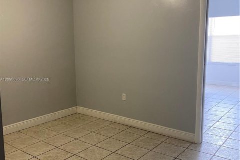 Copropriété à louer à Hialeah Gardens, Floride: 41.81 m2 № 2388053 - photo 3