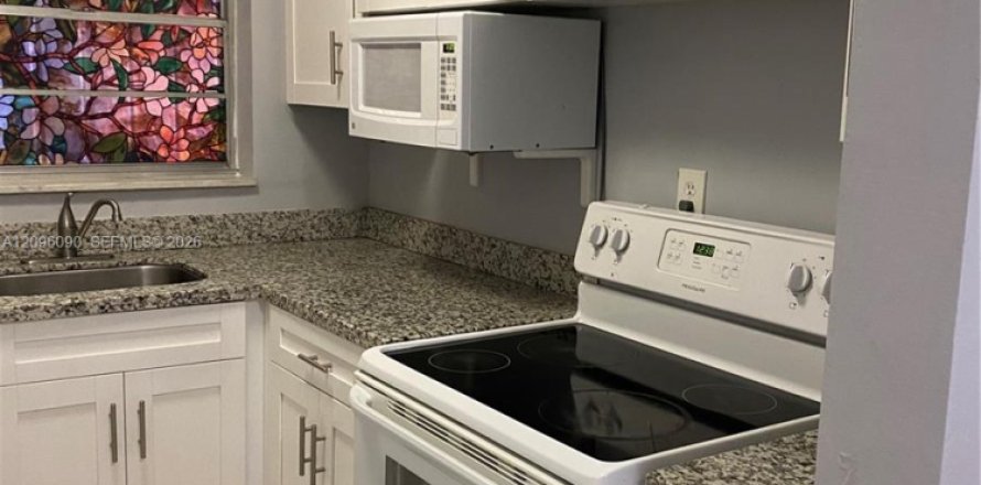 Studio à Condo à Hialeah Gardens, Floride  № 2388053