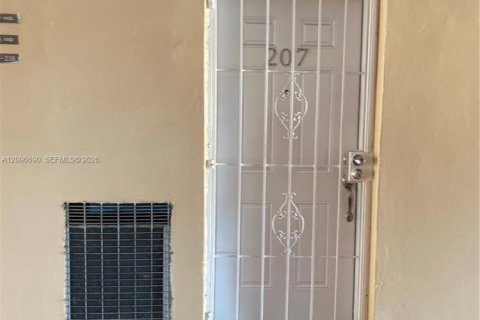 Copropriété à louer à Hialeah Gardens, Floride: 41.81 m2 № 2388053 - photo 10