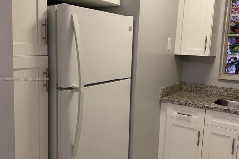 Copropriété à louer à Hialeah Gardens, Floride: 41.81 m2 № 2388053 - photo 2