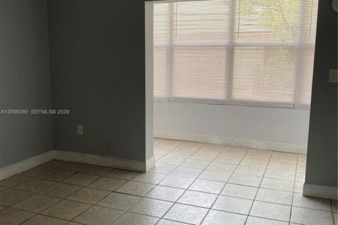 Copropriété à louer à Hialeah Gardens, Floride: 41.81 m2 № 2388053 - photo 4