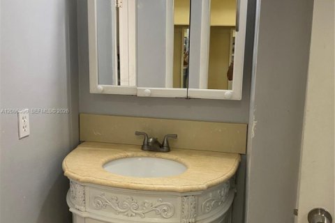 Copropriété à louer à Hialeah Gardens, Floride: 41.81 m2 № 2388053 - photo 8