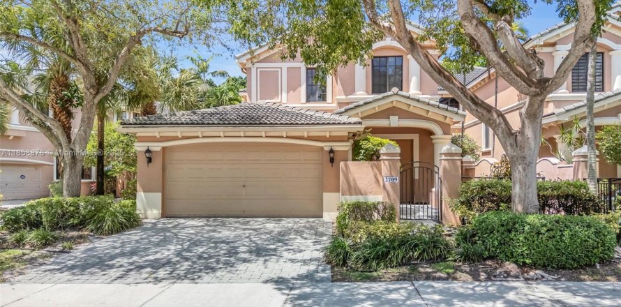 Townhouse in Weston, Florida 4 bedrooms, 219.25 sq.m. № 1889915