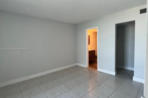 Купить кондоминиум в Норт-Майами, Флорида 2 спальни, 97.55м2, № 1958451 - фото 15