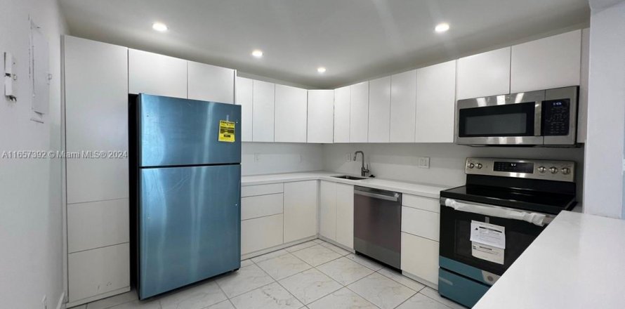 Кондоминиум с 2 спальнями в Норт-Майами, Флорида № 1958451