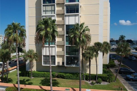 Condo in Clearwater, Florida, 2 bedrooms № 2395855 - photo 2
