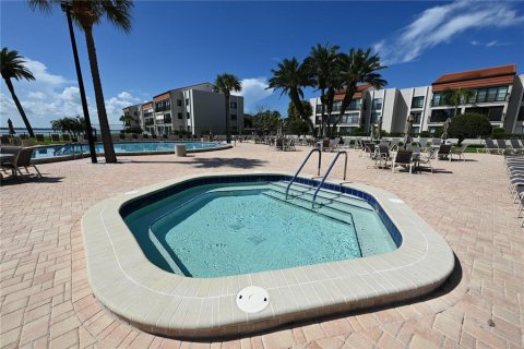 Condo in Clearwater, Florida, 2 bedrooms № 2395855 - photo 12