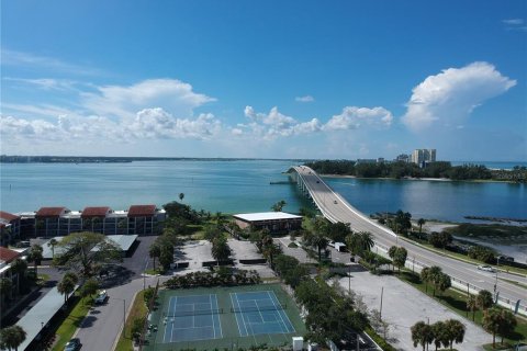 Condo in Clearwater, Florida, 2 bedrooms № 2395855 - photo 9