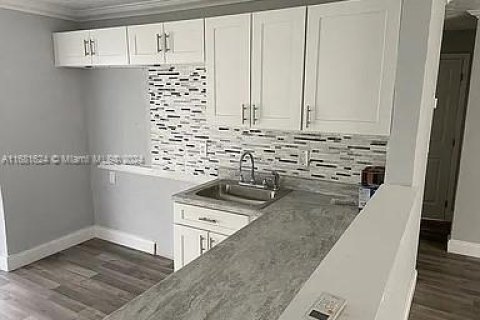 House in Pompano Beach, Florida 2 bedrooms, 82.96 sq.m. № 1865078 - photo 2