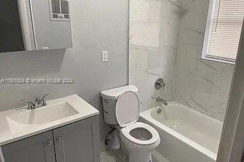 House in Pompano Beach, Florida 2 bedrooms, 82.96 sq.m. № 1865078 - photo 3