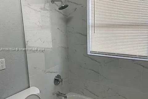 House in Pompano Beach, Florida 2 bedrooms, 82.96 sq.m. № 1865078 - photo 10