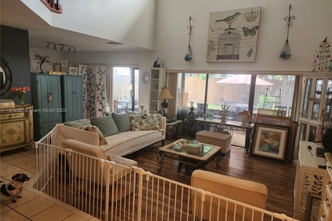 House in Miami, Florida 4 bedrooms, 179.21 sq.m. № 1979022 - photo 26