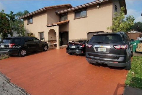 House in Miami, Florida 4 bedrooms, 179.21 sq.m. № 1979022