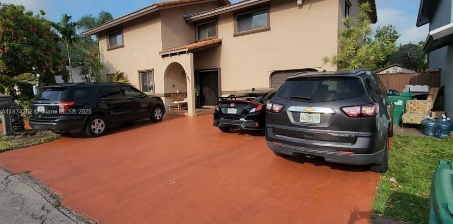 House in Miami, Florida 4 bedrooms, 179.21 sq.m. № 1979022