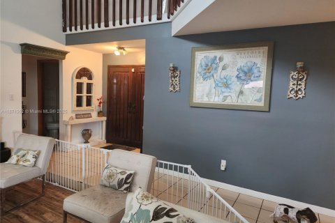 House in Miami, Florida 4 bedrooms, 179.21 sq.m. № 1979022 - photo 28