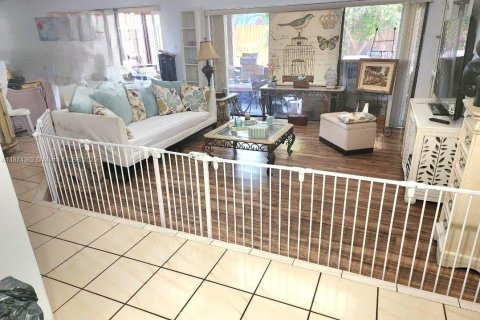 House in Miami, Florida 4 bedrooms, 179.21 sq.m. № 1979022 - photo 21