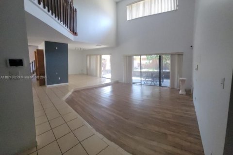 House in Miami, Florida 4 bedrooms, 179.21 sq.m. № 1979022 - photo 20