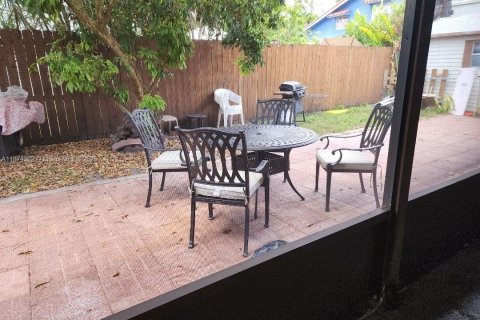 House in Miami, Florida 4 bedrooms, 179.21 sq.m. № 1979022 - photo 9