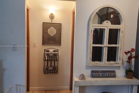 House in Miami, Florida 4 bedrooms, 179.21 sq.m. № 1979022 - photo 27