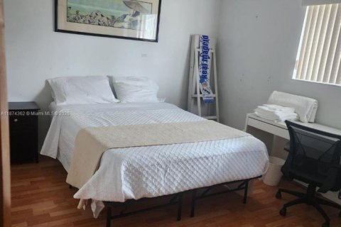 House in Miami, Florida 4 bedrooms, 179.21 sq.m. № 1979022 - photo 25