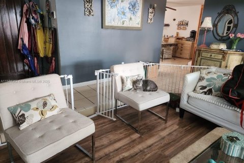 House in Miami, Florida 4 bedrooms, 179.21 sq.m. № 1979022 - photo 18