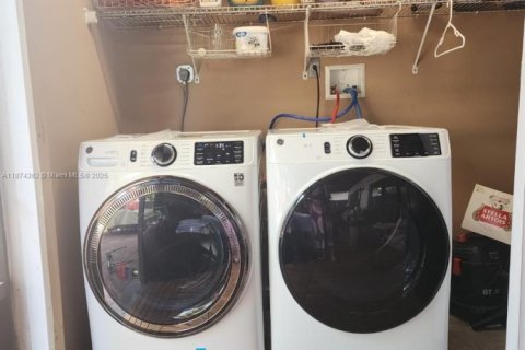 House in Miami, Florida 4 bedrooms, 179.21 sq.m. № 1979022 - photo 11