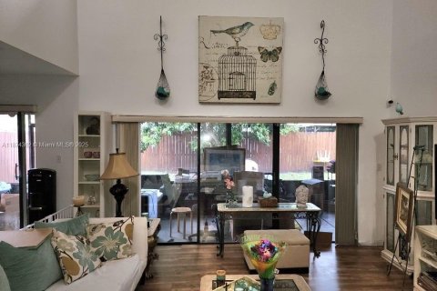 House in Miami, Florida 4 bedrooms, 179.21 sq.m. № 1979022 - photo 4