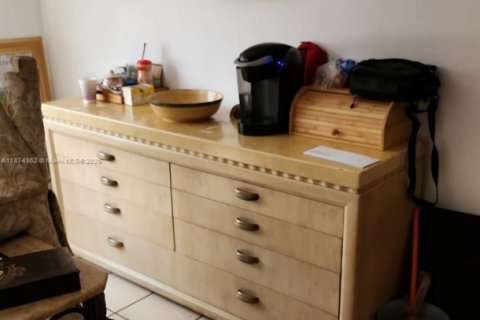 House in Miami, Florida 4 bedrooms, 179.21 sq.m. № 1979022 - photo 17