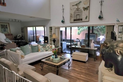 House in Miami, Florida 4 bedrooms, 179.21 sq.m. № 1979022 - photo 3