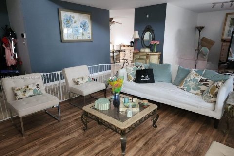 House in Miami, Florida 4 bedrooms, 179.21 sq.m. № 1979022 - photo 23