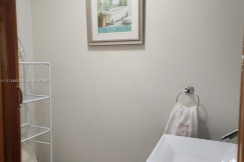 House in Miami, Florida 4 bedrooms, 179.21 sq.m. № 1979022 - photo 16